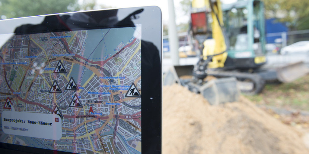 [Translate to English:] Digitale Landkarte vor Baustelle