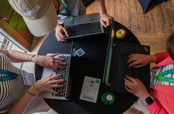 Personen gemeinsam am Laptop