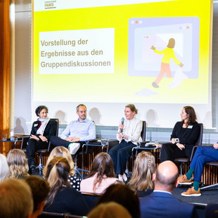 Diskussionsrunde im Plenum