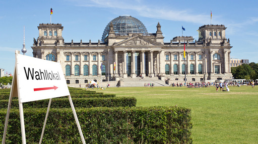 Vor dem Reichstagsgebäude in Berlin ist in einer Bildmontage ein Schild mit der Aufschrift "Wahllokal" zu sehen.
