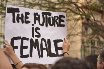 Plakat zu sehen mit dem Schriftzug "The future is female"