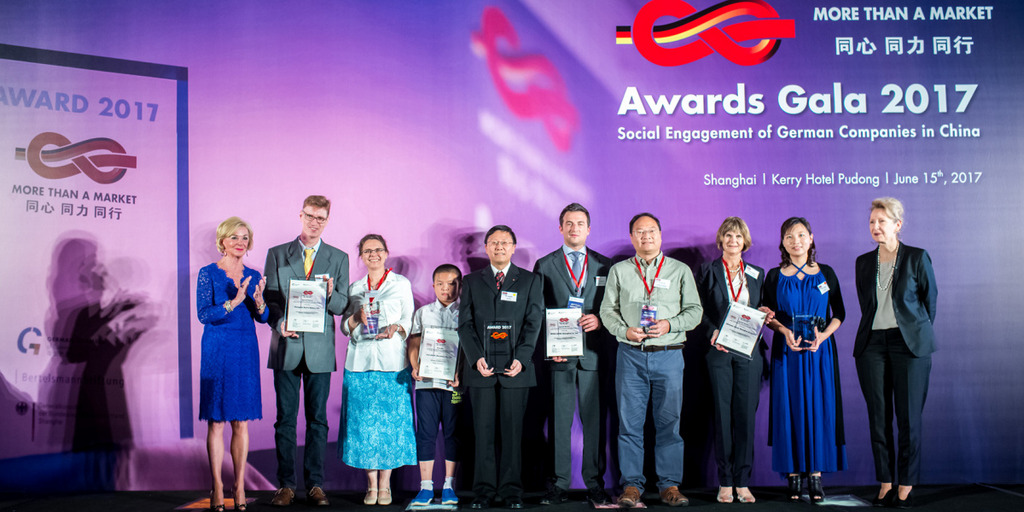 Gruppenfoto mit Liz Mohn und Gewinnern des "More than a market award" am 15. Juni in Shanghai.