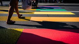 Fussgänger bunte Streifen