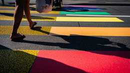 Fussgänger bunte Streifen