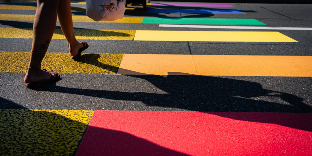 Fussgänger bunte Streifen
