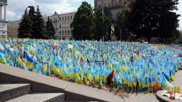 Ukrainische Fahnen zur Unterstützung der ukrainischen Streitkräfte im Zentrum von Kiew während des Krieges mit Russland; gleichzeitig ist jede Fahne ein Symbol für einen gefallenen Soldaten