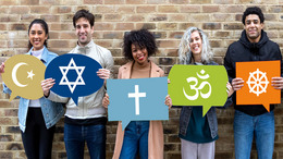 Fünf Personen halten lächelnd Schilder vor sich, die die Symbole des Islam, des Judentums, des Christentums, des Hinduismus und des Buddismus tragen.