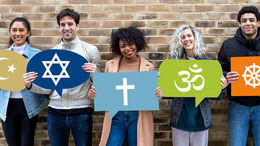 Fünf Personen halten lächelnd Schilder vor sich, die die Symbole des Islam, des Judentums, des Christentums, des Hinduismus und des Buddismus tragen.
