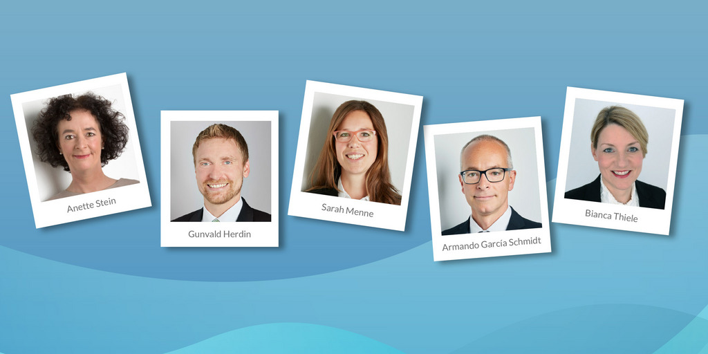 Portraitbilder der fünf Stiftungsmitarbeiter, die ihre Erfahrungen zum Arbeiten in der Bertelsmann Stiftung teilen