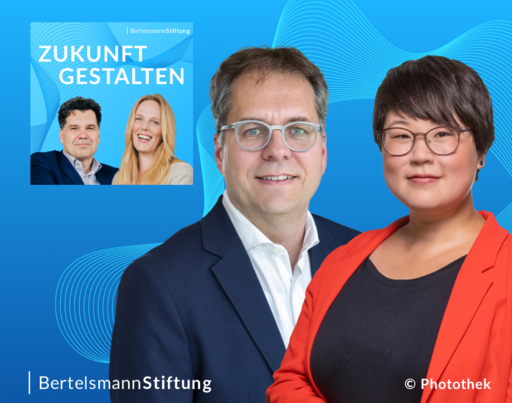 Ein grafischer Podcast-Teaser vor blauem Hintergrund mit wellenförmigen Linien. Im Vordergrund lächeln Finn Heinrich (im dunkelblauen Sakko) und Ye-One Rhie (im roten Blazer) in die Kamera. Oben links ist das Cover des Podcasts 'ZUKUNFT GESTALTEN' eingeblendet, das klein die Hosts Jochen Arntz und Malva Sucker zeigt.