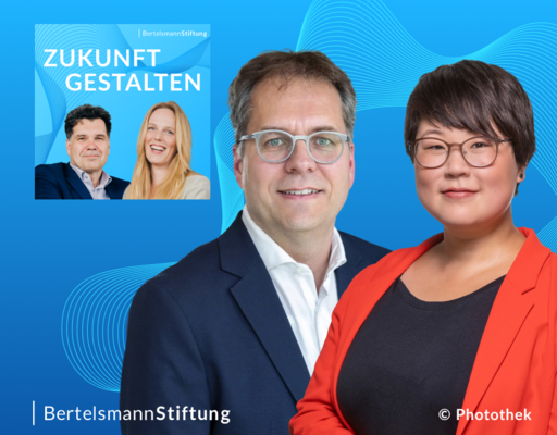 Ein grafischer Podcast-Teaser vor blauem Hintergrund mit wellenförmigen Linien. Im Vordergrund lächeln Finn Heinrich (im dunkelblauen Sakko) und Ye-One Rhie (im roten Blazer) in die Kamera. Oben links ist das Cover des Podcasts 'ZUKUNFT GESTALTEN' eingeblendet, das klein die Hosts Jochen Arntz und Malva Sucker zeigt.