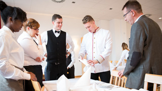 Junge Menschen in einem Restaurant.