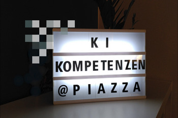 Light Box mit folgendem Schriftzug: KI Kompetenzen @Piazza