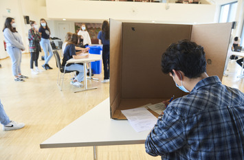 Bürger gibt im Wahllokal seine Wahlstimme ab.