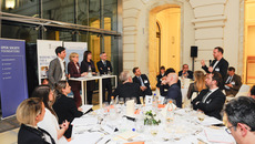 Personen an Tischen diskutieren mit Experten(© © Philippe Veldeman)