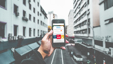 Pexels_man-holding-smartphone-capturing-roadway-171933.jpg(© Kaique Rocha / pexels, Foto bearbeitet – Pexels License, https://www.pexels.com/license/)