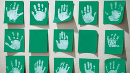 Grüne Karten mit weißen Handabdrücken