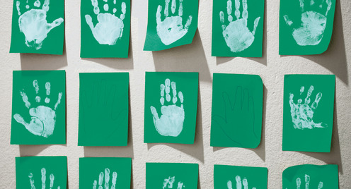 Grüne Karten mit weißen Handabdrücken