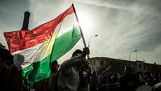 Kurdische_Flagge_8573101882_89ec8db674_o_ST-EZ(© Mustafa Khayat / Flickr - CC BY-ND 2.0, https://creativecommons.org/licenses/by-nd/2.0/)