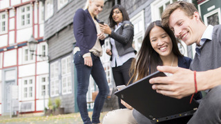 junge Menschen vor Laptop