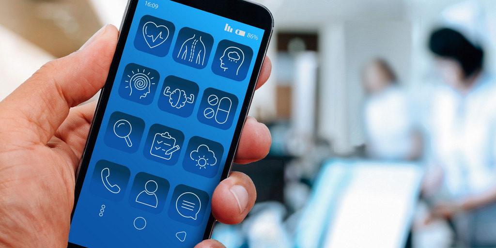 Hand mit Handy, das verschiedene Apps zeigt