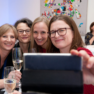 4 Frauen machen ein Selfie