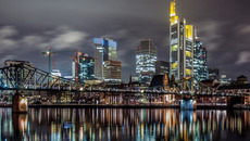 Frankfurt-Skyline.jpg(© Tim Benedict Pou / Flickr - CC BY 2.0, https://creativecommons.org/licenses/by/2.0/)