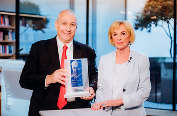 Unser Reinhard Mohn Preisträger Nechemia J. Peres mit Liz Mohn anlässlich der Preisverleihung