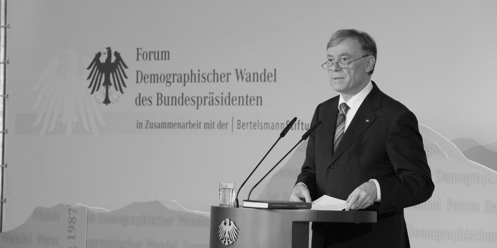 Bundespräsident Horst Köhler steht bei der Abschluss-Konferenz zum Forum Demographischer Wandel, einer Veranstaltung in Zusammenarbeit mit der Bertelsmann Stiftung, am 2. April 2009 am Rednerpult in Schloss Bellevue in Berlin und spricht.