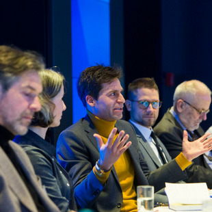 Moderator und Rechner diskutieren