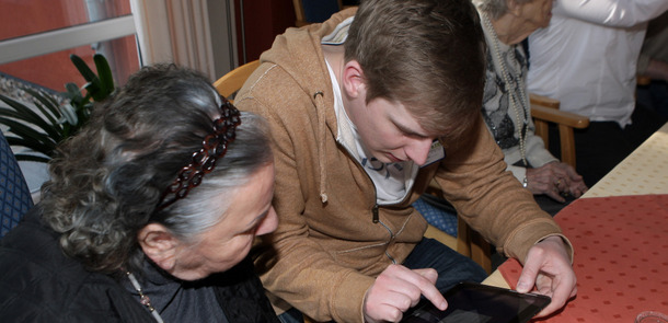 Rentnerin_Jugendlicher_Tablet_8534012948_cb727b46db_o.jpg