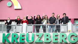 Junge Menschen auf einem Balkon