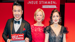 Anna El-Kashem from Russia and Long Long from China together with Liz Mohn, president of NEUE STIMMEN