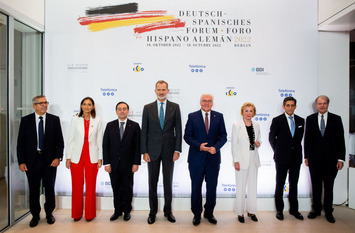 Gruppenfoto vom Deutsch-Spanischen Forum, unter anderem mit Liz Mohn, Bundespräsident Frank-Walter Steinmeier und dem spanischen König Felipe IV.