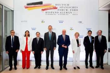 Gruppenfoto vom Deutsch-Spanischen Forum, unter anderem mit Liz Mohn, Bundespräsident Frank-Walter Steinmeier und dem spanischen König Felipe IV.
