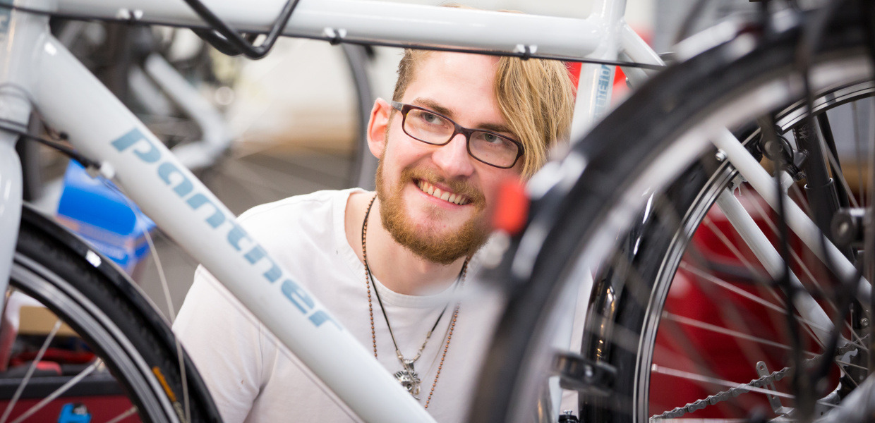 (© Valeska Achenbach) Junge mit Fahrrad