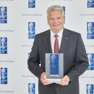 Our former Federal President Joachim Gauck with the Reinhard Mohn Prize 2018.