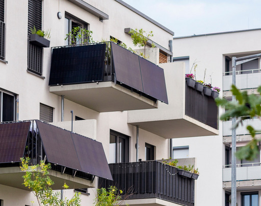 Balkonkraftwerke an einem Mehrfamilienhaus
