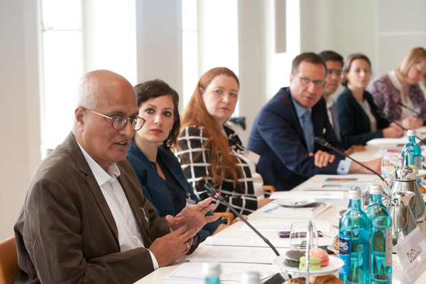 Prof. Peter Ronald DeSouza (vorne), Prof. Dr. Naika Foroutan, Denise Hottmann, Moderator Christoph Teuner sowie weitere Teilnehmer