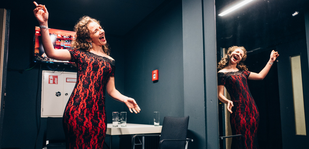 (© Besim Mazhiqi Fotograf) Neue Stimmen-Teilnehmerin Svetlina Stoyanova probt hinter den Kulissen des Finales der NEUEN STIMMEN 2018 in ihrer Garderobe.