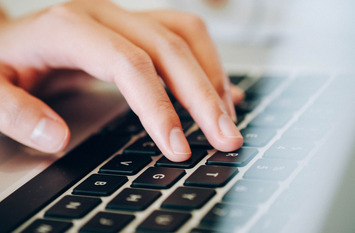 Schreibende Finger auf einer Tastatur