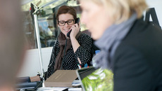 Mitarbeiter der Medienfabrik in Gütersloh.(© Thomas Kunsch)