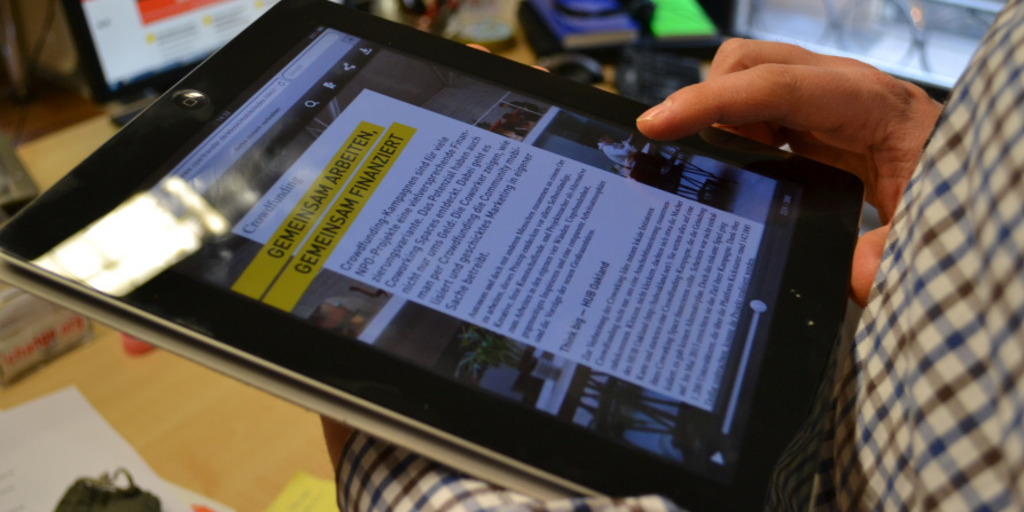 Eine Person liest auf einem Tablet-Rechner das E-Book "Gutes einfach verbreiten".