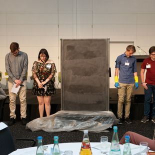 Performance von Fabian Lamshöft, Marius Mussinger, Edanur Gözgec, Nico Teuber und Mirko Cresnar (v.l.n.r.; alle JugendExpert:innenTeam)