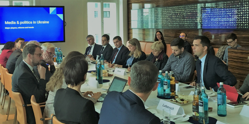 View of the participants in the expert debate during the discussion in the conference room