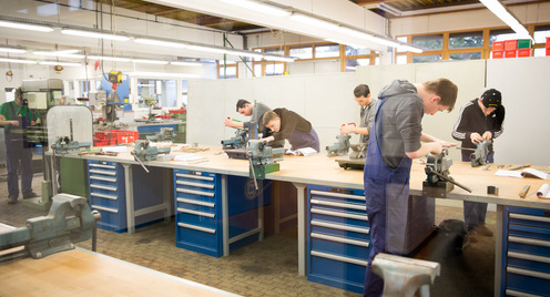 Auszubildende Industriemechaniker:innen bei der Arbeit