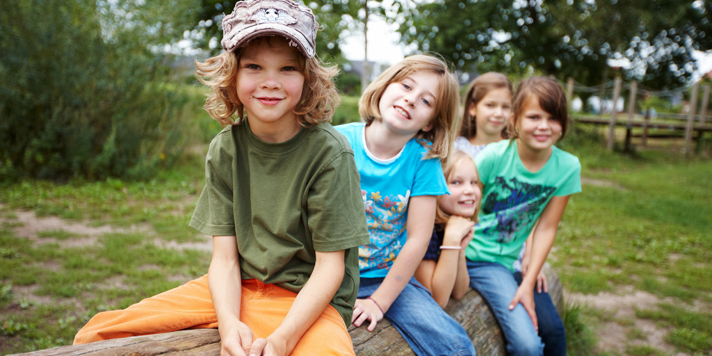 Spielende Kinder im Grünen