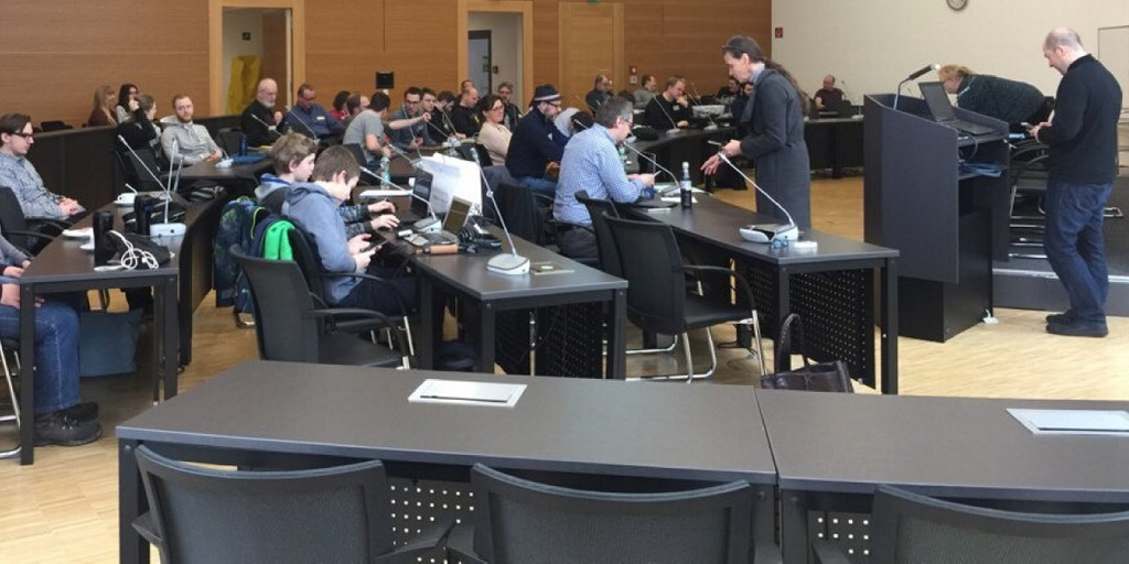 Teilnehmer des Hackdays sitzen in einem Raum und programmieren