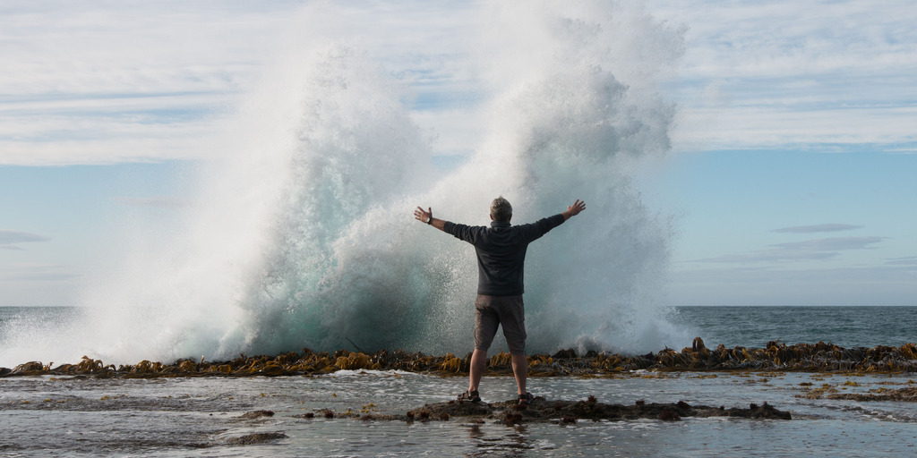 Mann vor spritzender Welle