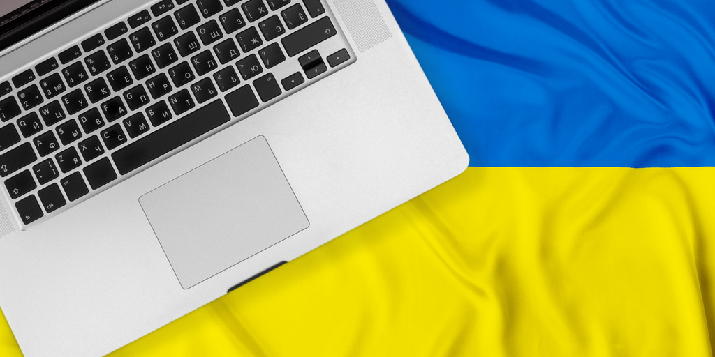 Laptop auf einer Flagge in den Farben der Ukraine